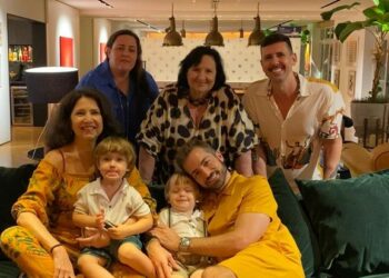 Thales Bretas passa réveillon com mãe e irmã de Paulo Gustavo