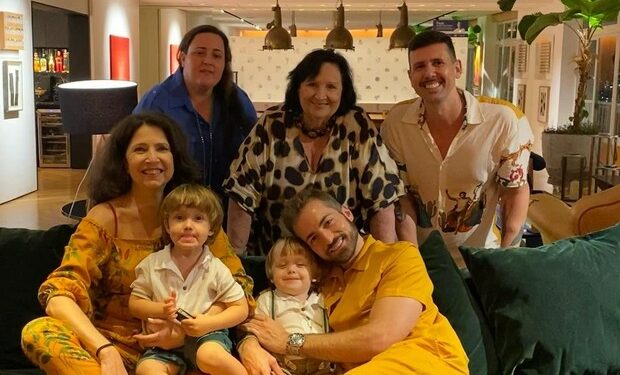 Thales Bretas passa réveillon com mãe e irmã de Paulo Gustavo