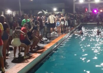 Festa que promovia aglomeração de 500 pessoas é encerrada pela polícia, no Centro de Manaus