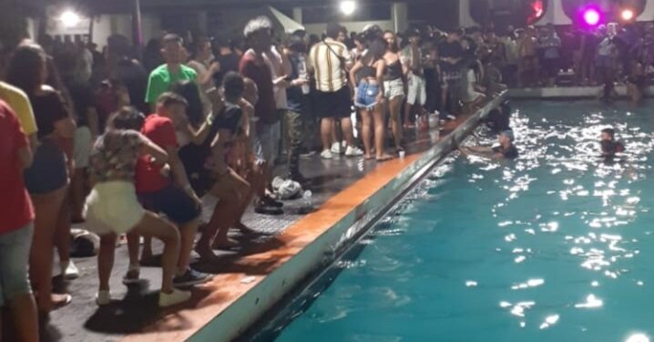 Festa que promovia aglomeração de 500 pessoas é encerrada pela polícia, no Centro de Manaus