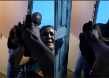 VÍDEO: Pais suplicam pela vida do filho, mas criminosos crivam o corpo do jovem de balas em frente a eles