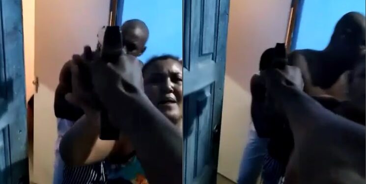 VÍDEO: Pais suplicam pela vida do filho, mas criminosos crivam o corpo do jovem de balas em frente a eles
