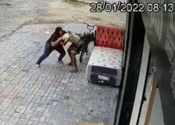 Vendedora reage a assalto a loja, luta e desarma bandido, que leva a pior