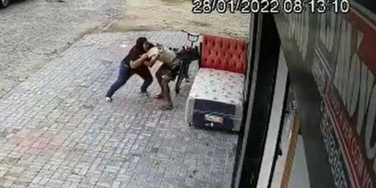 Vendedora reage a assalto a loja, luta e desarma bandido, que leva a pior