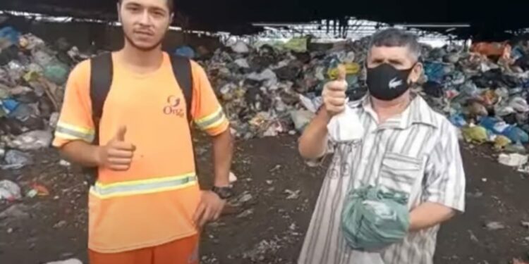 Gari acha R$ 4 mil em lixão e devolve para dono que tinha jogado por engano