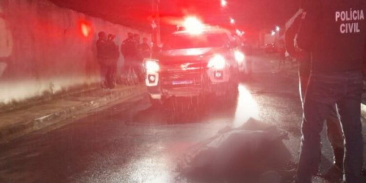 Jovem é executado a tiros durante chuva, no Jorge Teixeira