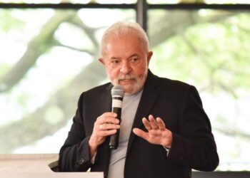 Lula diz ser contra obrigatoriedade da vacinação, mas defende que os ‘antivacinas’ não devam sair de casa