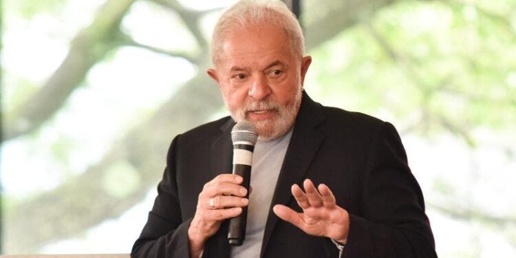 Lula diz ser contra obrigatoriedade da vacinação, mas defende que os ‘antivacinas’ não devam sair de casa