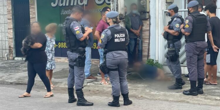 População se revolta com ladrão e parte para agressões, na zona Sul de Manaus