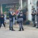População se revolta com ladrão e parte para agressões, na zona Sul de Manaus