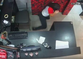 VÍDEO: Funcionária tem mal súbito e desmaia durante assalto em loja do Flamengo