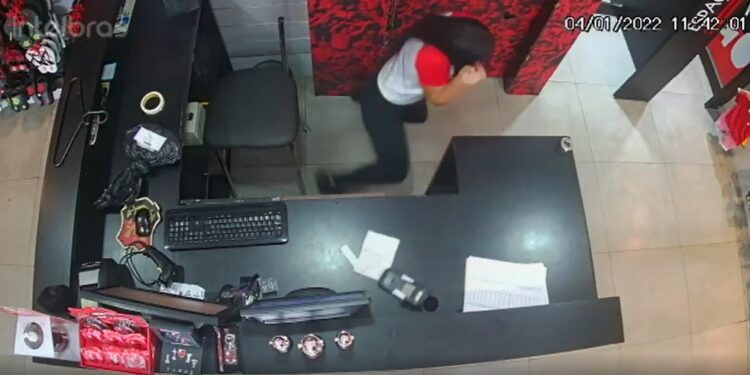 VÍDEO: Funcionária tem mal súbito e desmaia durante assalto em loja do Flamengo