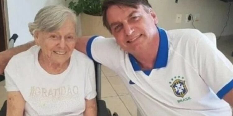 Mãe de Jair Bolsonaro é internada em hospital no interior de São Paulo