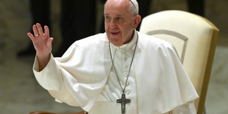 Papa Francisco pede que pais apoiem e não condenem filhos homossexuais