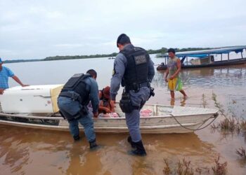 Mulher dá luz dentro de bote com ajuda da Polícia Militar, no Amazonas