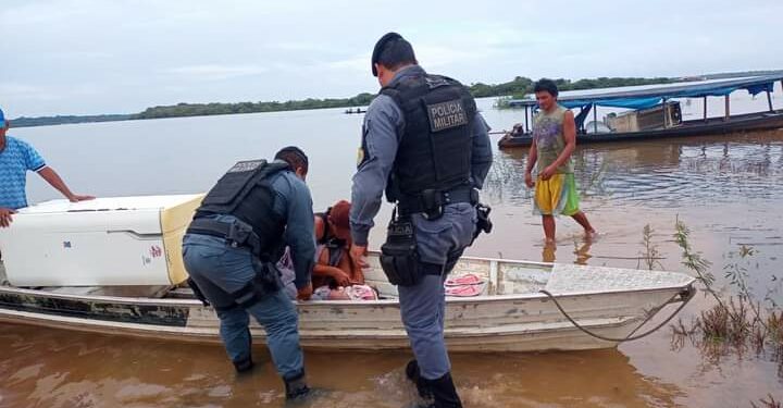 Mulher dá luz dentro de bote com ajuda da Polícia Militar, no Amazonas