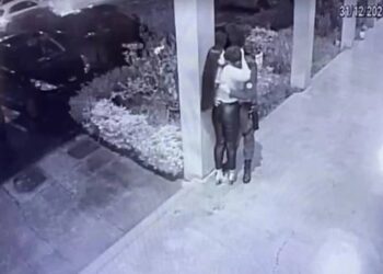 VÍDEO: Policiais militares fardados são flagrados aos beijos com mulheres na balada em horário de trabalho