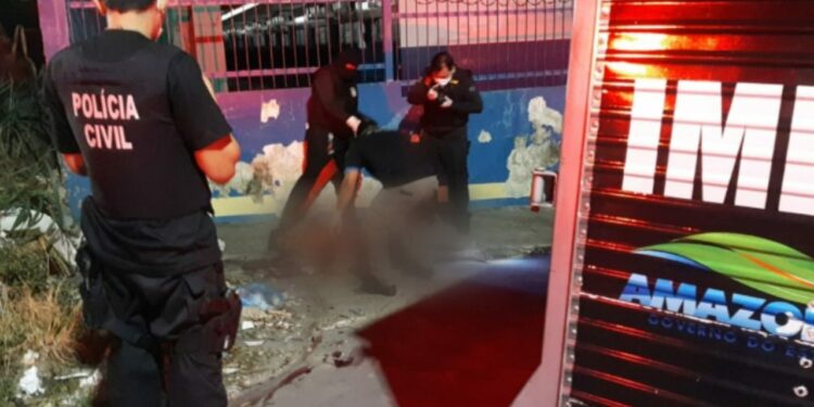 Homem é executado a tiros após ser arrastado de jogo de futebol, no São José