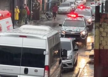 Após 15 horas sob mira de uma faca, família mantida como refém é liberada e suspeito, preso