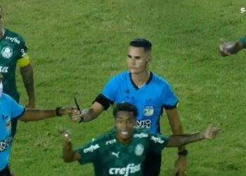 Torcedor tricolor invade campo com faca durante semifinal da Copinha entre São Paulo e Palmeiras