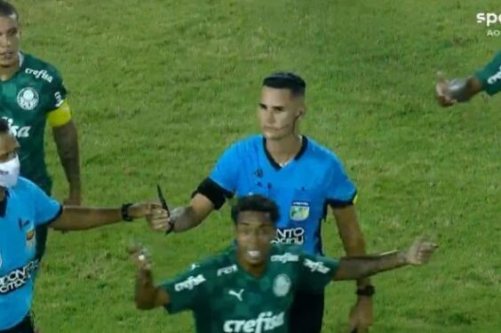 Torcedor tricolor invade campo com faca durante semifinal da Copinha entre São Paulo e Palmeiras