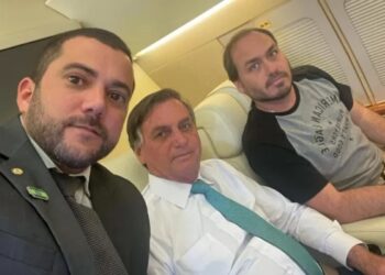 Carlos Bolsonaro chama deputado Carlos Jordy de cheirador de cocaína: “Sugiro cheirar menos”