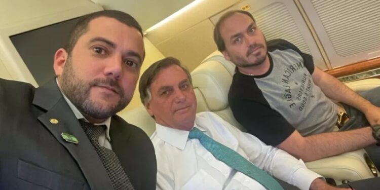 Carlos Bolsonaro chama deputado Carlos Jordy de cheirador de cocaína: “Sugiro cheirar menos”