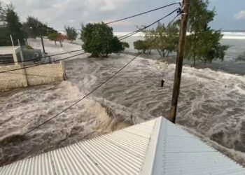 Erupção de vulcão submarino provoca tsunami em Tonga e população abandona casas com medo