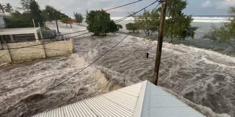 Erupção de vulcão submarino provoca tsunami em Tonga e população abandona casas com medo
