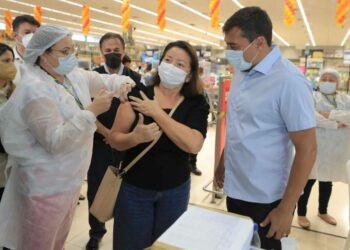 Wilson Lima destaca oportunidade à população com postos de vacinação contra Covid-19 em supermercados