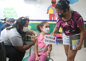 David Almeida anuncia retorno das aulas presenciais da rede municipal e diz que cartão de vacina será passaporte para os alunos