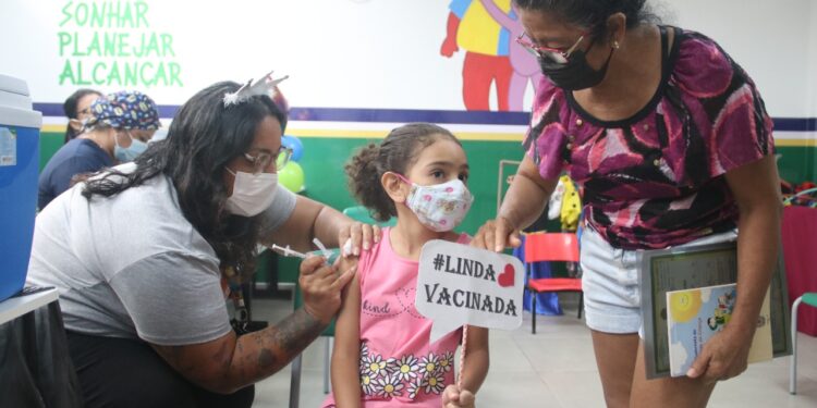 David Almeida anuncia retorno das aulas presenciais da rede municipal e diz que cartão de vacina será passaporte para os alunos