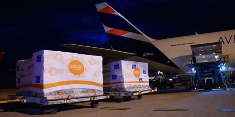 Amazonas recebe 1º lote de vacinas contra Covid-19 destinadas à crianças de 5 a 11 anos