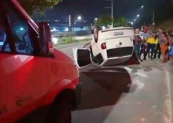Em Manaus, jovem pega carro do irmão escondido e acaba capotando após veículo ser travado