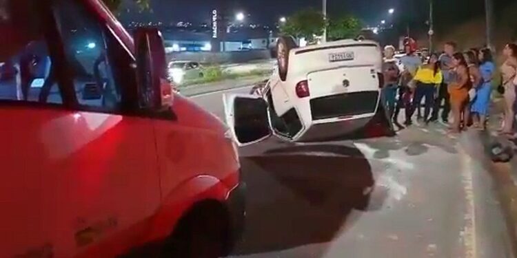 Em Manaus, jovem pega carro do irmão escondido e acaba capotando após veículo ser travado
