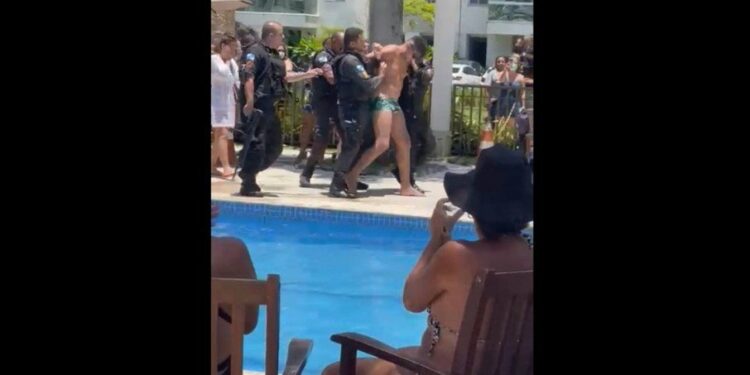 VÍDEO: Vereador é detido em piscina de condomínio após ofender moradores com frases racistas
