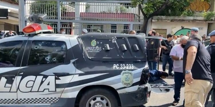 Urgente: Viatura da PC é fuzilada por criminosos a caminho da audiência de custódia; um preso morreu