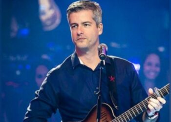 Cantor Victor Chaves é processado por vendedor ambulante após humilhá-lo em show