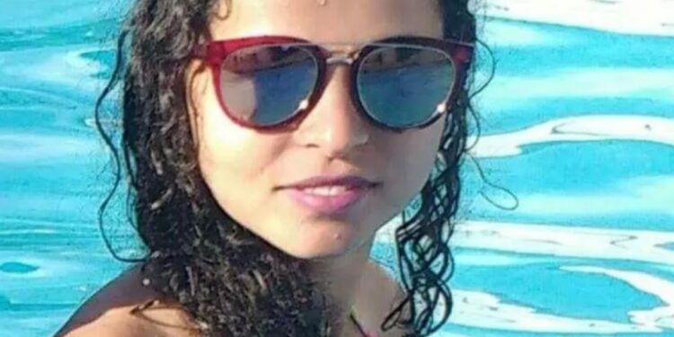 Homem assassina ex-namorada em farmácia e em seguida foge em ambulância