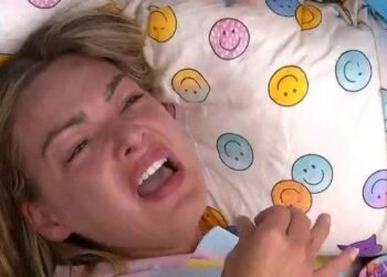 BBB 20: Bárbara tem crise de choro com medo de ser eliminada por brincadeira agressiva