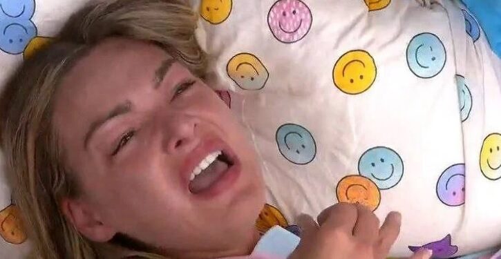 BBB 20: Bárbara tem crise de choro com medo de ser eliminada por brincadeira agressiva
