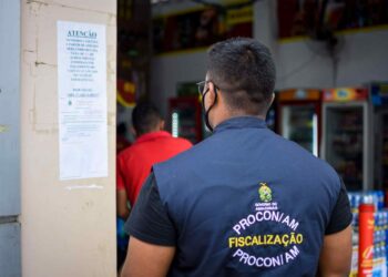 Estabelecimento comercial que cobrava para passar cartão do Auxílio Estadual é autuada pelo Procon-AM