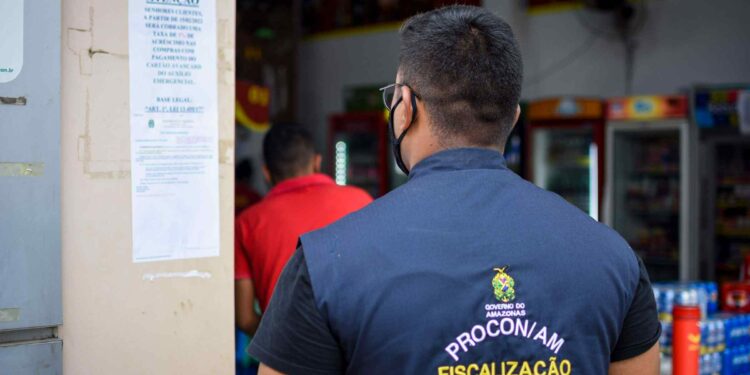 Estabelecimento comercial que cobrava para passar cartão do Auxílio Estadual é autuada pelo Procon-AM