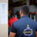 Estabelecimento comercial que cobrava para passar cartão do Auxílio Estadual é autuada pelo Procon-AM