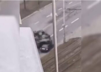 VÍDEO: Tanque de guerra atropela carro de civil com pessoas dentro, em Kiev