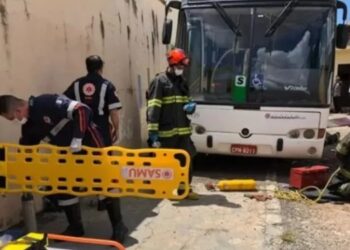 Mecânico morre esmagado por ônibus que estava em manutenção
