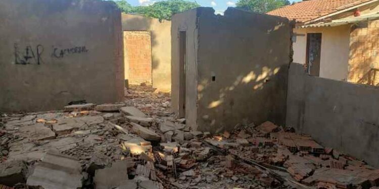 Idoso é soterrado ao demolir casa por causa de valor alto do IPTU