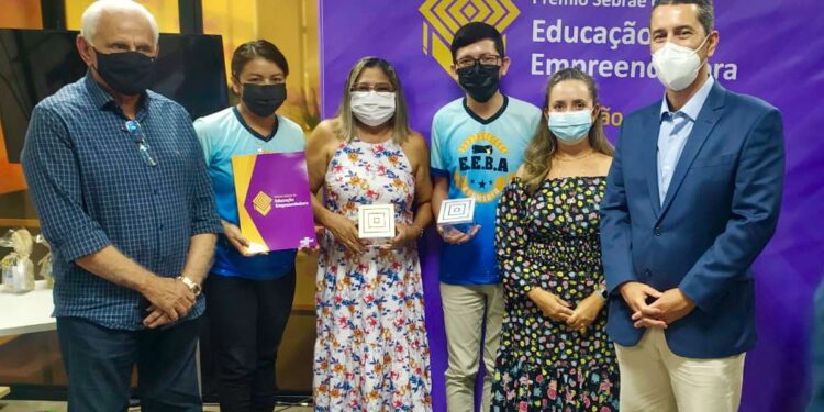 Professores da rede estadual em Parintins vencem prêmio de educação empreendedora do Sebrae