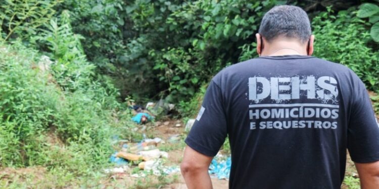 Homem é encontrado com tiro na cara e calças abaixadas até o joelho, no Tarumã; imagem forte