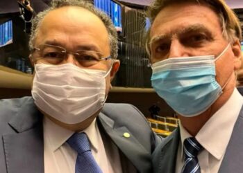 Campeão de gastos, Silas Câmara posta foto com Bolsonaro: ‘juntos pelo Brasil’